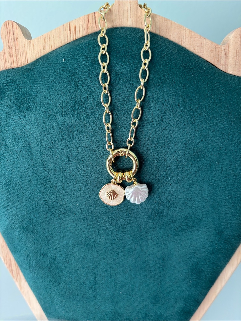 Gold Chain bracelet with Pearl Shell Charm - White/Gold